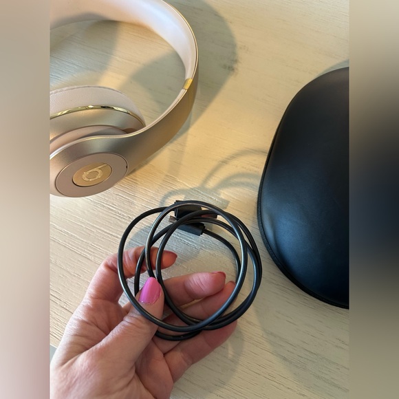 Beats Solo 3 Wireless Headphones - Gold - Picture 10 of 10